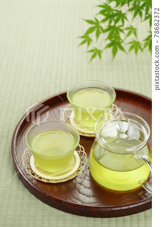 托盤上的兩位顧客冷茶 78682372