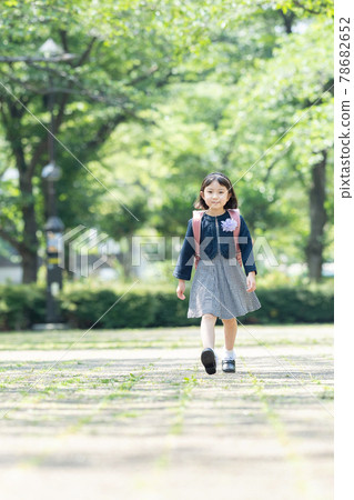 Elementary school girl entrance ceremony 78682652