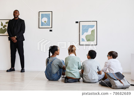 Kids Looking at Painting 78682689
