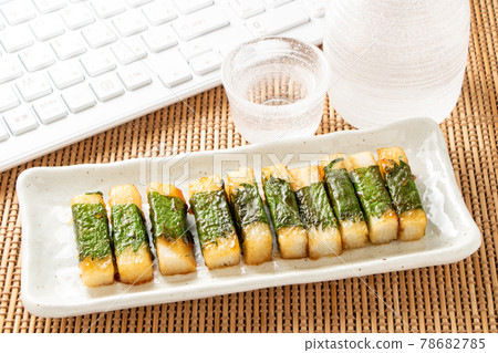 Online drinking party image. Long shiso rolls, sake and keyboard. 78682785