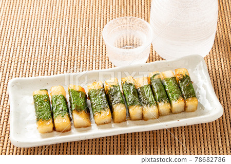 Long shiso rolls and sake. 78682786