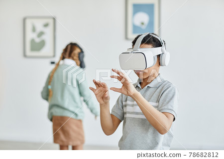 Boy Using VR in Art Gallery Boy Using VR in Art Gallery 78682812