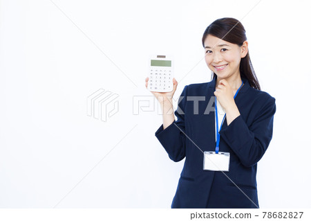 A business woman in her thirties thinking with a smile 78682827