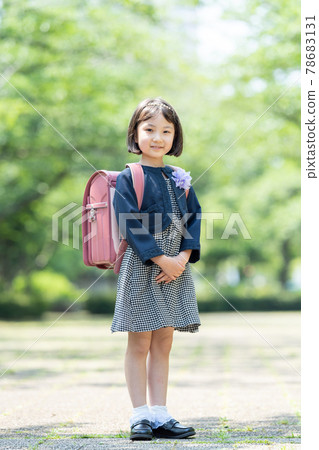 Elementary school girl entrance ceremony 78683131