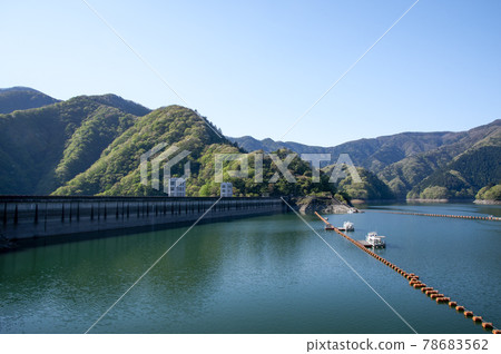 鮮綠的奧多摩湖面和從北岸看的小河內水壩 鮮綠的奧多摩湖面和從北岸看的小河內水壩 78683562