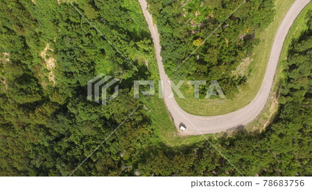 用無人機從天空拍攝的“Shiretoko-no-mori”（靠近Kamuiwakka熱水瀑布/北海道斜裡郡斜裡郡） 78683756