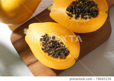 Papaya cut in half 78685236