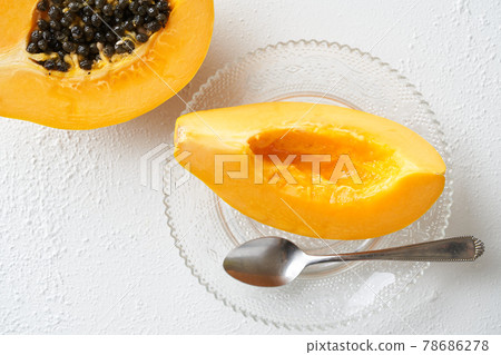 Papaya cut and served 78686278