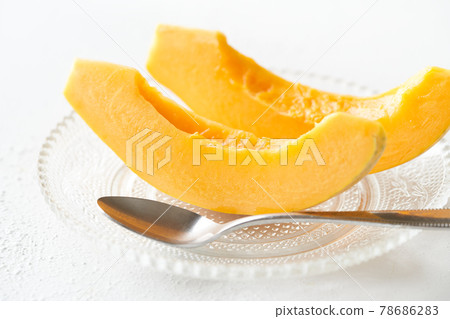 Papaya cut and served 78686283