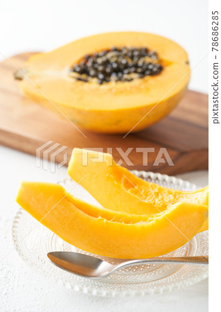 Papaya cut and served 78686285