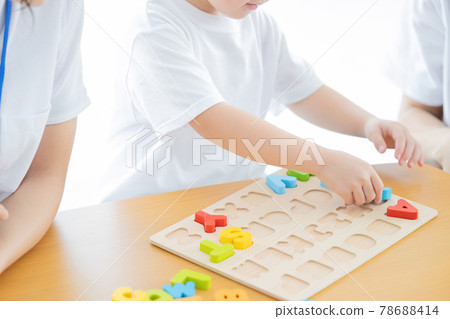 嬰兒課堂英語學習塑造字母方塊的孩子們的手 78688414