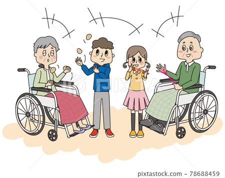 坐在輪椅上的老年婦女和男子在設施內與孩子們玩豆袋和弦樂人物 78688459