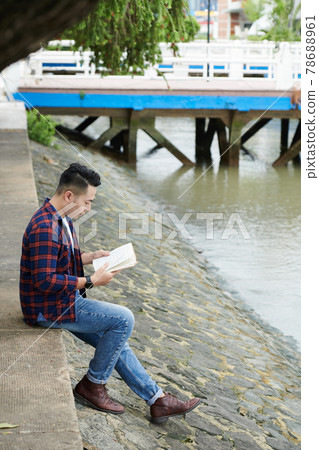 Vietnamese Student Reading Book at Riverside Vietnamese Student Reading Book at Riverside 78688961