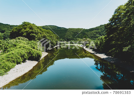 夏季里山河和郁鬱蔥蔥的綠色景觀山綠色和藍天倒映在河面上a-3電影風格 78691383