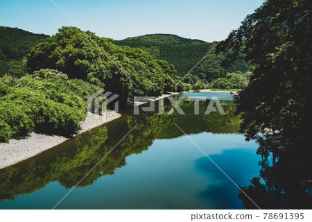 夏季里山河和郁鬱蔥蔥的綠色景觀山綠色和藍天反映在河面上c-3電影風格 78691395