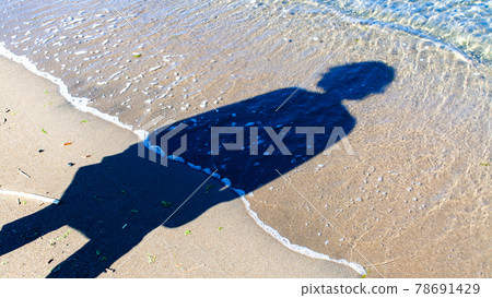 The shadow of that girl reflected on the beach The shadow of that girl reflected on the beach 78691429