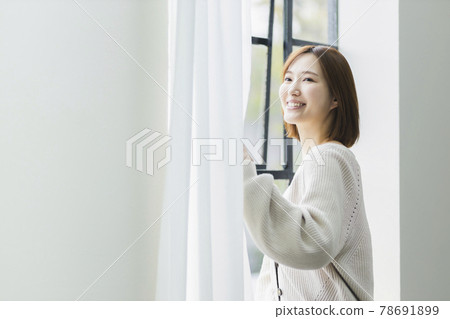 一個沐浴在清晨陽光下的女人 78691899