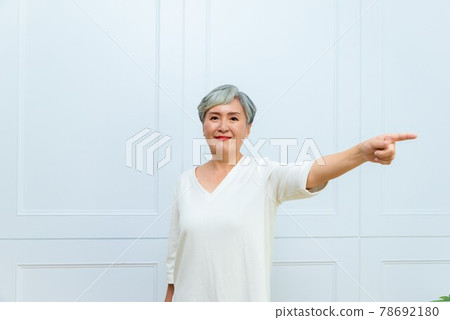一位銀髮白髮的年長婦女在落地窗旁 一位銀髮白髮的年長婦女在落地窗旁 78692180