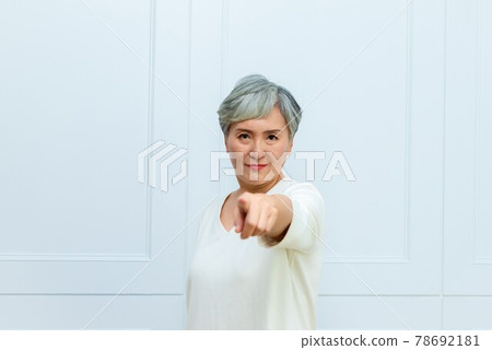 一位銀髮白髮的年長婦女在落地窗旁 一位銀髮白髮的年長婦女在落地窗旁 78692181
