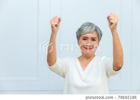 一位銀髮白髮的年長婦女在落地窗旁 78692186