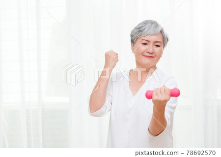 銀髮族在家作瑜伽和有氧運動 78692570