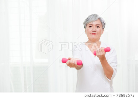 銀髮族在家作瑜伽和有氧運動 78692572