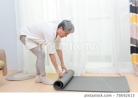 銀髮族在家作瑜伽和有氧運動 78692613