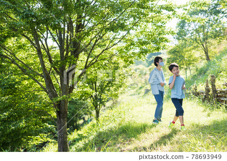 孩子們在大自然中玩耍 孩子們在大自然中玩耍 78693949