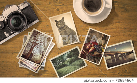 老照片排列在一張古色古香的桌子上。從正上方角度 78694664
