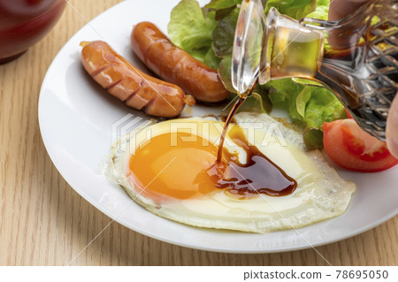 Sprinkle soy sauce on the fried egg 78695050