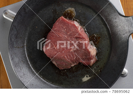 在煎鍋裡烤牛排肉 在煎鍋裡烤牛排肉 78695062