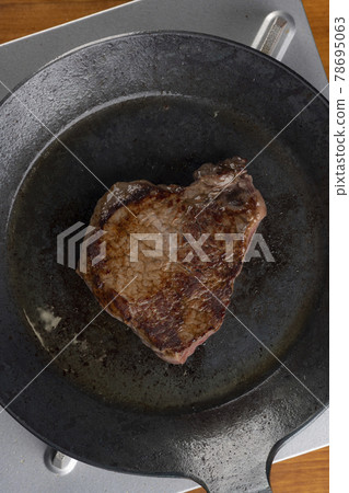 在煎鍋裡烤牛排肉 在煎鍋裡烤牛排肉 78695063
