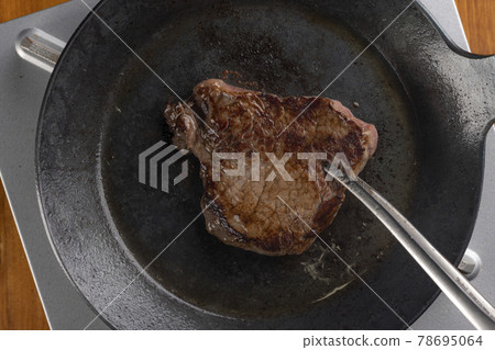 在煎鍋裡烤牛排肉 在煎鍋裡烤牛排肉 78695064