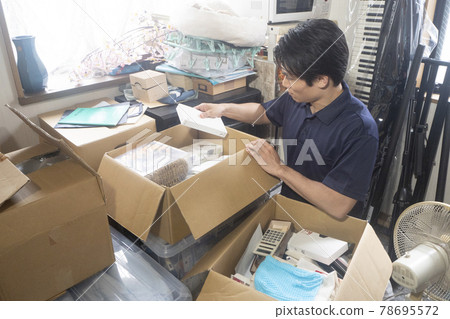 工人清理雜亂的房間 78695572