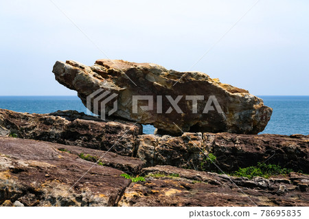 Saddon Rock on Sandanbeki Rock, Shirahama Town, Wakayama Prefecture 78695835