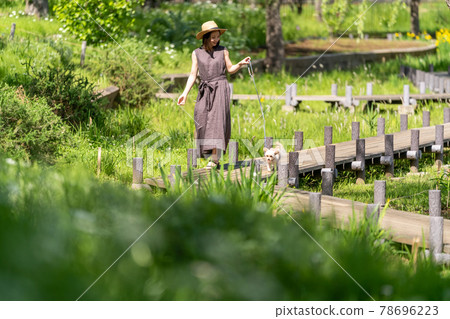 北高石故鄉公園,一位帶著小狗散步的年輕女子 北高石故鄉公園,一位帶著小狗散步的年輕女子 78696223