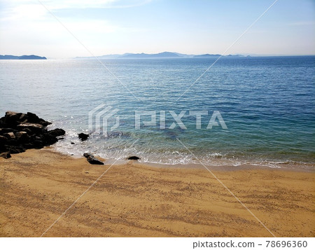 夏天從愛媛縣松山市的海邊看到的久綱群島[7月] 78696360