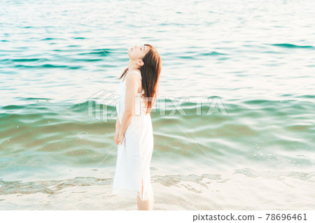 One-piece woman entering the sea 78696461
