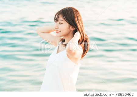 One-piece woman entering the sea 78696463