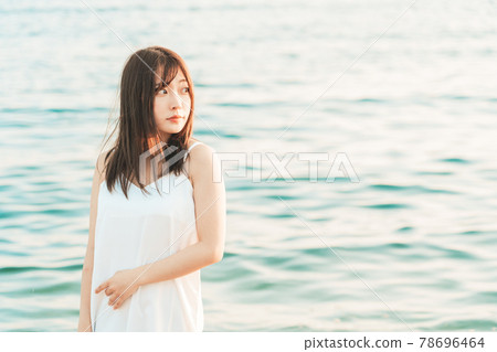 One-piece woman entering the sea 78696464
