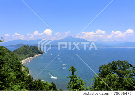 Lake Inawashiro and Mt. Bandai in summer (Aizuwakamatsu City, Fukushima Prefecture) 78696475