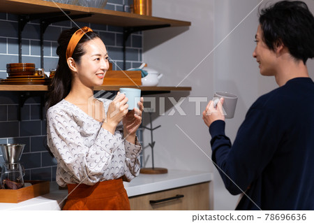 A couple who talks in the kitchen 78696636