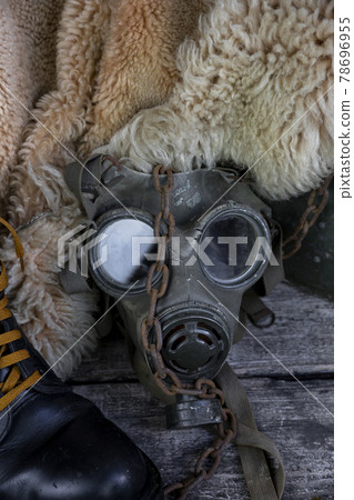 Military gas mask and rusty chain. Apocalyptic concept. Corona virus pandemic prevention Military gas mask and rusty chain. Apocalyptic concept. Corona virus pandemic prevention 78696955
