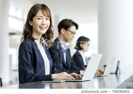 在筆記本電腦上工作的商務人士商務場景圖像 在筆記本電腦上工作的商務人士商務場景圖像 78696991