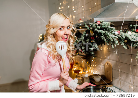 Young housewife preparing christmas dinner in kitchen 78697219