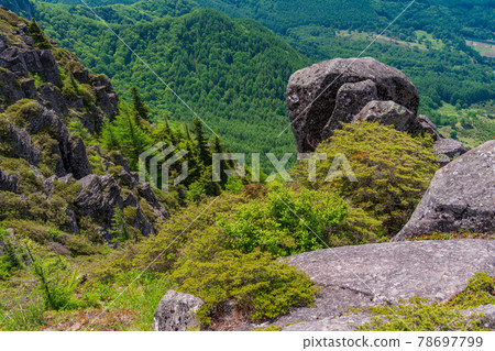 (Nagano Prefecture) The cliffs on the western slope of Ougatou, Utsukushigahara Plateau (Nagano Prefecture) The cliffs on the western slope of Ougatou, Utsukushigahara Plateau 78697799