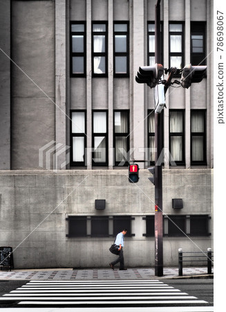 Urban crosswalk 78698067