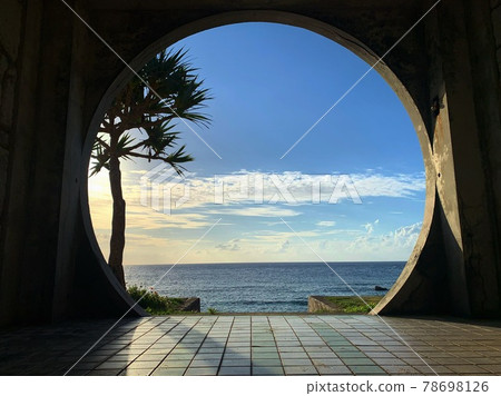Okinawa Prefecture / Danne Beach, Yonaguni Island, a sunset hollowed out in a building 78698126