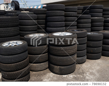 堆積的舊輪胎 78698132