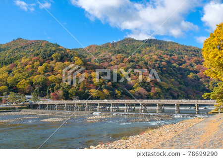 Autumn leaves of Arashiyama in Kyoto 78699290